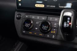 2025 Land Rover Defender 110 P635 OCTA Black