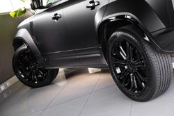 2025 Land Rover Defender 110 P635 OCTA Black