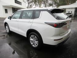 2025 Mitsubishi Outlander ES