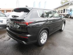 2026 Mitsubishi Outlander ES