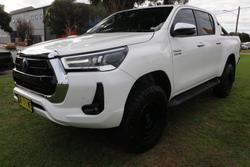 2022 Toyota Hilux SR5