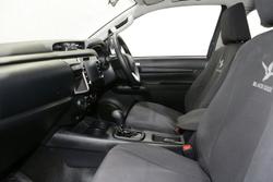 2025 Toyota Hilux SR