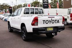 2025 Toyota Hilux SR
