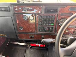 2010 Kenworth T600 Series T658 White