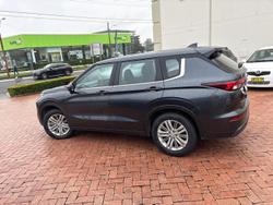 2024 Mitsubishi Outlander ES