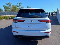 2023 Mitsubishi Outlander ES