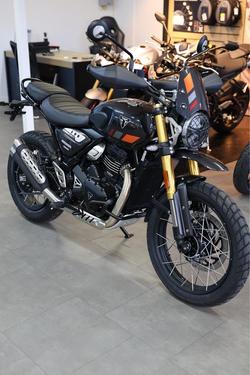 2025 Triumph Scrambler 400 XC Scrambler Grey