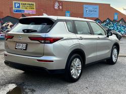 2024 Mitsubishi Outlander ES