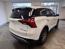 2023 Mahindra XUV700 AX7L
