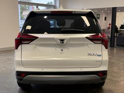 2023 Mahindra XUV700 AX7L