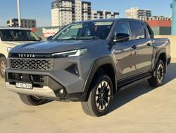 2025 Toyota Hilux SR5 48V (4x4)