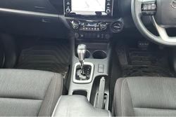 2023 Toyota Hilux SR5