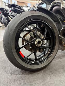 2024 DUCATI STREETFIGHTER V2 Green