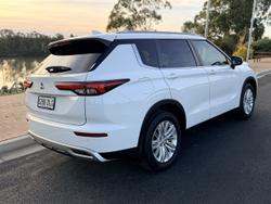 2022 Mitsubishi Outlander LS