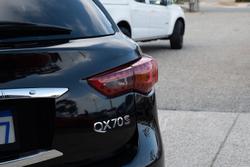 2015 INFINITI QX70 S Premium