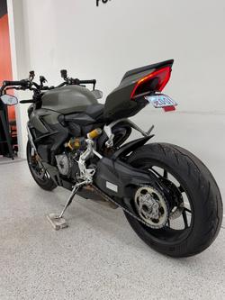 2023 DUCATI STREETFIGHTER V2 Green