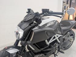 2015 DUCATI DIAVEL CARBON Black