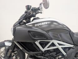 2015 DUCATI DIAVEL CARBON Black