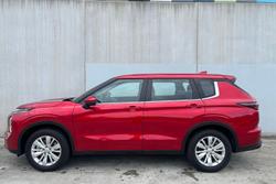 2025 Mitsubishi Outlander ES