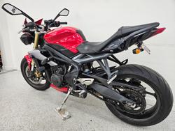 2015 Triumph STREET TRIPLE 660 Red