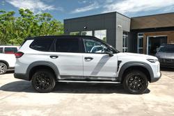 2026 LDV D90 Executive SV9A MY25 4X4 Dual Range Natural White / Black Roof