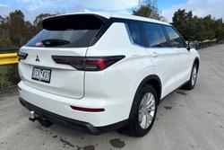 2025 Mitsubishi Outlander ES