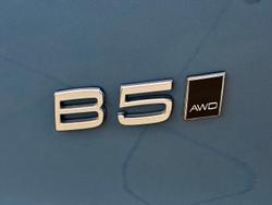 2023 Volvo XC40 Ultimate B5 Dark