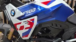 2026 BMW Motorrad F 900 GS LIGHT WHITE UNI/RACINGBLUE MET