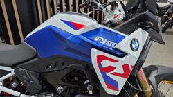 2026 BMW Motorrad F 900 GS LIGHT WHITE UNI/RACINGBLUE MET