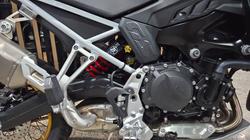 2026 BMW Motorrad F 900 GS LIGHT WHITE UNI/RACINGBLUE MET