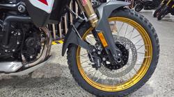2026 BMW Motorrad F 900 GS LIGHT WHITE UNI/RACINGBLUE MET