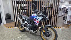 2026 BMW Motorrad F 900 GS LIGHT WHITE UNI/RACINGBLUE MET