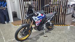 2026 BMW Motorrad F 900 GS LIGHT WHITE UNI/RACINGBLUE MET