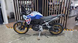 2026 BMW Motorrad F 900 GS LIGHT WHITE UNI/RACINGBLUE MET