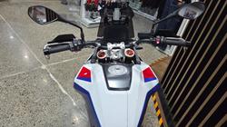 2026 BMW Motorrad F 900 GS LIGHT WHITE UNI/RACINGBLUE MET