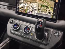2025 Land Rover Defender 130 P400 X-Dynamic SE