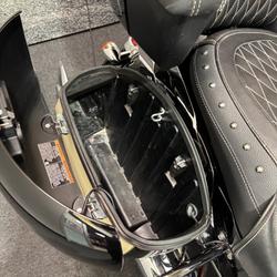 2017 Indian ROADMASTER THUNDER BLACK Thunder Black/Ivory Cream2Tone