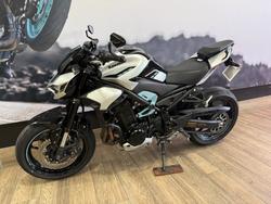 2025 Kawasaki Z900 (ZR900) WHITE