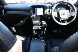 2022 Volvo XC40 T5 R-Design