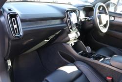 2022 Volvo XC40 T5 R-Design