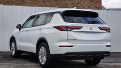 2024 Mitsubishi Outlander ES