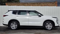 2024 Mitsubishi Outlander ES