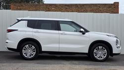 2023 Mitsubishi Outlander LS