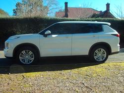 2024 Mitsubishi Outlander ES