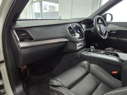 2022 Volvo XC90 B6 R-Design