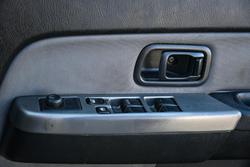 2004 Nissan Navara ST-R