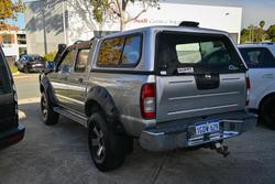 2004 Nissan Navara ST-R