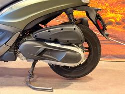 2020 Piaggio Beverly 350 (BV 350) Beverly Green