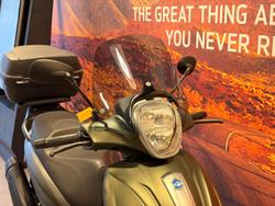 2020 Piaggio Beverly 350 (BV 350) Beverly Green