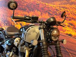 2025 Triumph Bonneville Bobber Bobber Black